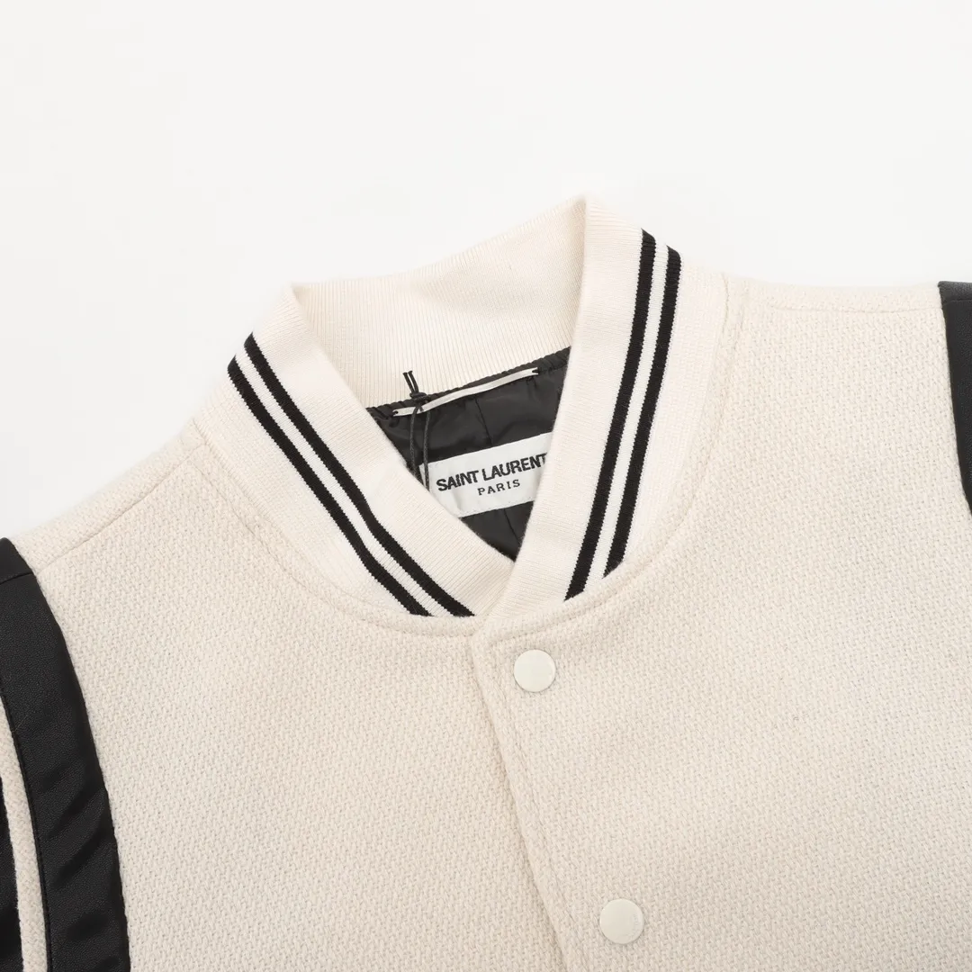 P710 Saint Laurent Paris/Saint Laurent Leather White Baseball Collar Jacket Note: The white baseball jacket cannot be washed. Black genuine leather will stain when exposed to water. Dry clean only! ! ! ! SLP's latest color matching off-white spliced ​​baseball jacket, baseball jacket, channel boutique, the most popular baseball jacket for trendy men and trendy women, available in all levels of the market (you must compare the details), the most powerful quality control, 7 years of production and research on baseball uniforms, exquisite details. With it, you are the most beautiful boy in the world. The paint-coated full-face four-button buckle (button with LOGO), the average weight of the fabric is nearly 900 grams, and it is made of wool + eyeliner blended, custom-woven and dyed wool with high color fastness. The lining is made of silky and delicate cupro fiber material. The lining pocket only has buttons on the right side! Size: 46*48*50*52